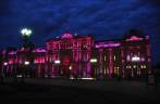 A Casa Rosada, sede do governo federal, iluminada a carater, na Plaza de Mayo, em Buenos Aires, capital da Argentina
